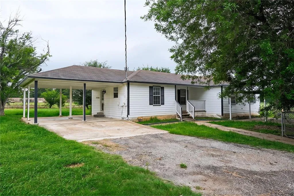 3 bed, 2.0 bath, 1356 sqft, $1,600 — Photo 1