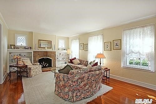 3rd image of 11 Roosevelt St