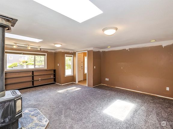 5th image of 646 Bertha Avenue