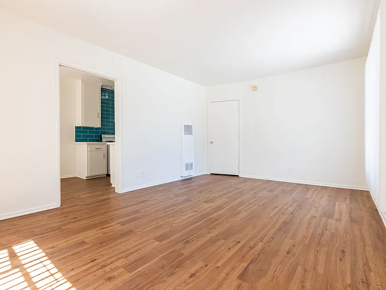Gayley Manor Apartments — Photo 13