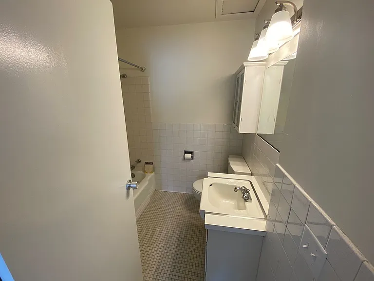 242 West Franklin Ave — Photo 34