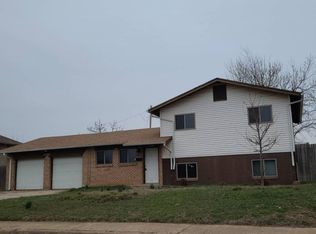 2308 Queensbury Rd, Moore, OK 73160