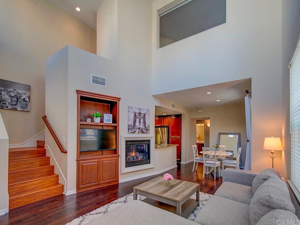 1st image of 32 Midtown Dr