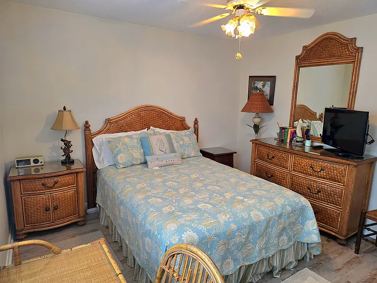 Queen guest bedroom with a writing desk, 32-inch Samsung TV with a Roku player and an adjustable bed frame to raise your back.
