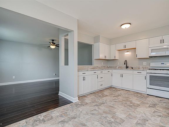 3rd image of 28549 Hillview St