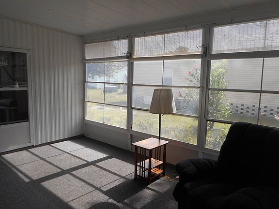 5th image of 492 Honeysuckle Dr