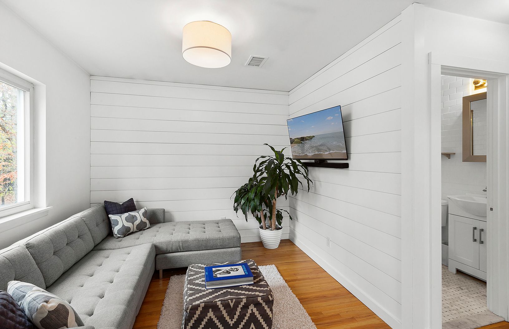  Primary Bedroom w/ sitting area and en suite bathroom 