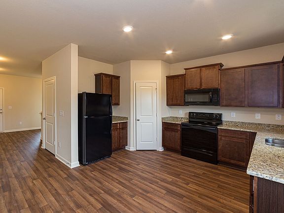 Hosting is made easy with this chef-ready kitchen