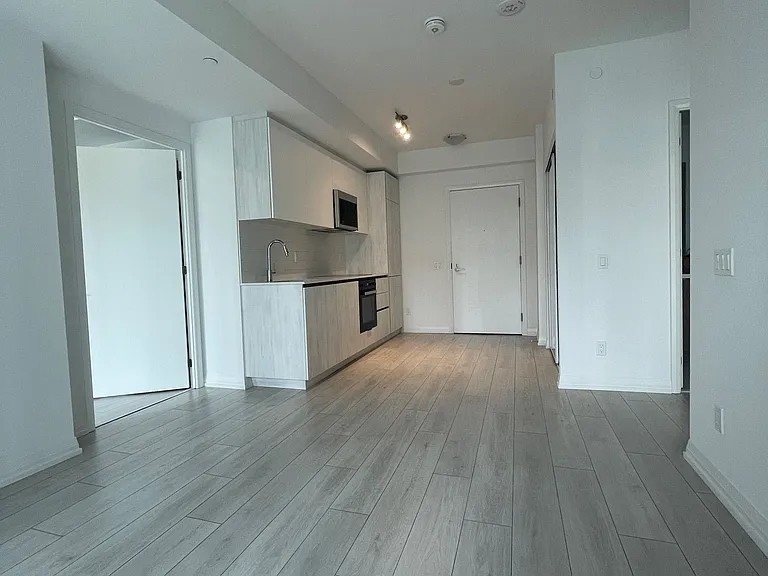 400 King St W #1017 — Photo 11