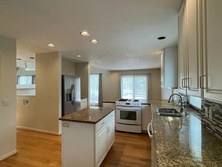 517 Essex Dr — Photo 16