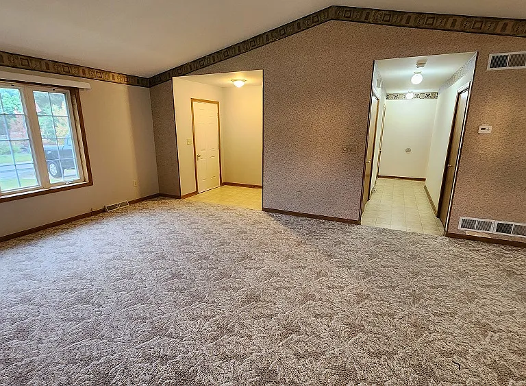 3 bedroom Ranch — Photo 9