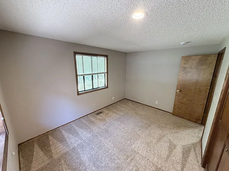 2525 Crestview Dr S — Photo 7