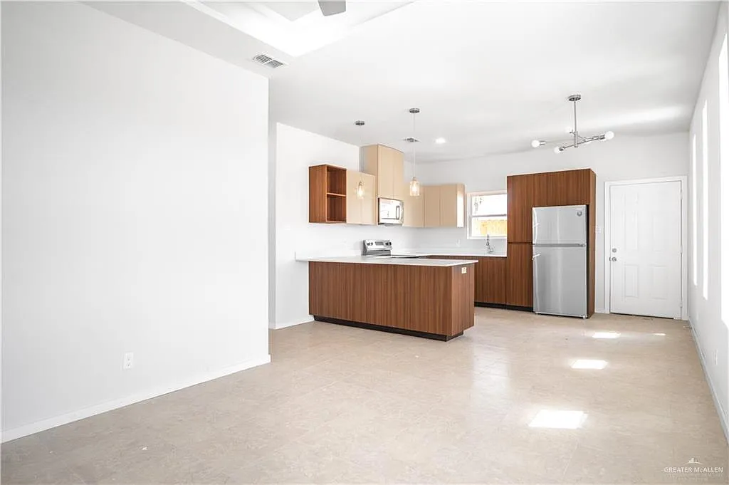2 bed, 2.0 bath, 4000 sqft, $1,100 — Photo 2
