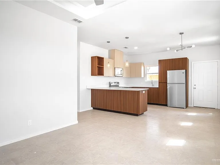 704 N Alexandrite Ave #1 — Photo 2