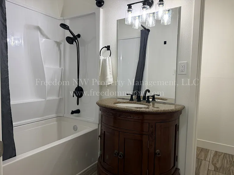 105 W Walnut St — Photo 8