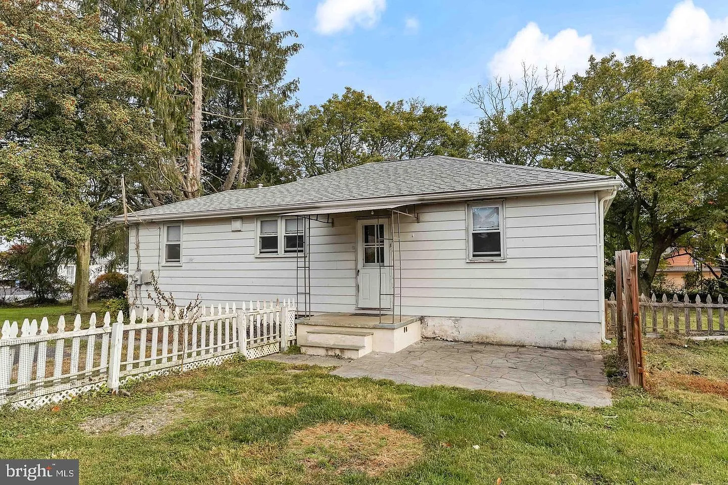 3 bed, 1.0 bath, 2000 sqft, $2,300 — Photo 2