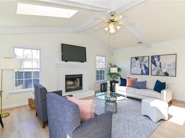 1052 Heatherwood Dr, Virginia Beach, VA 23455