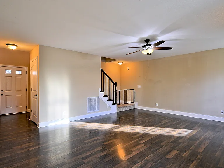 446 Cyprus Ct — Photo 3