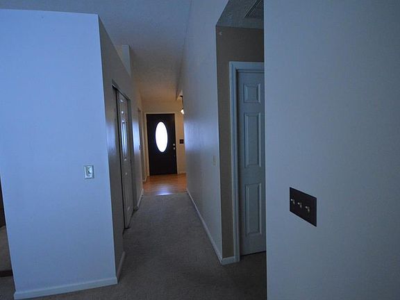 3rd image of 469 Oak Hollow Dr