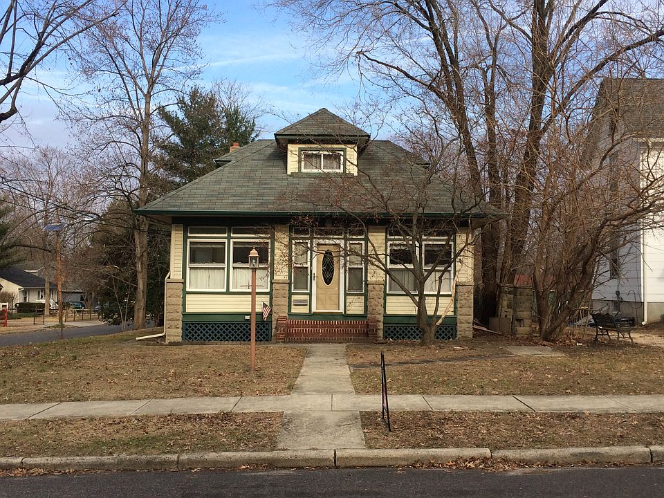 2nd image of 601 Woodlawn Ave