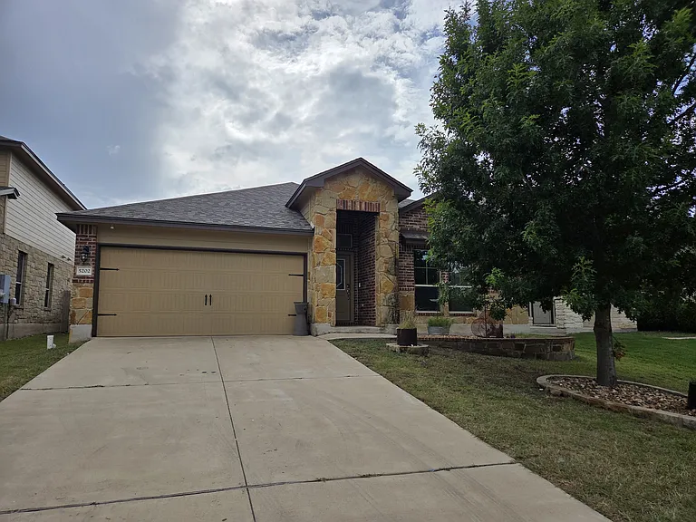 5202 Dauphin Dr — Photo 1
