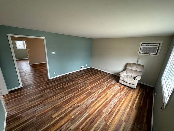 4th image of 425 Margaret St
