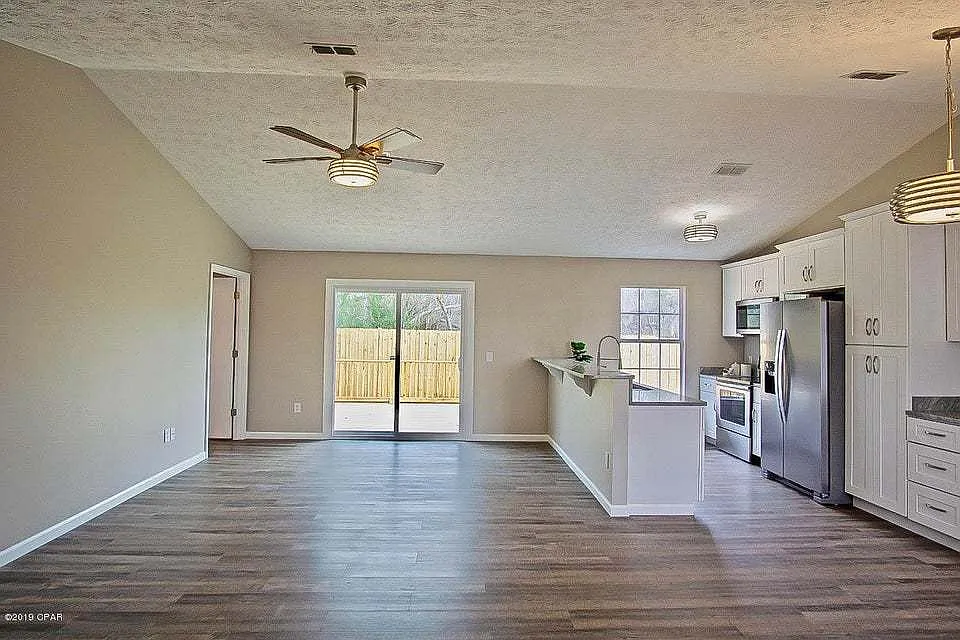 4 bed, 2.0 bath, 1325 sqft, $2,000 — Photo 3