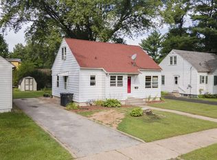 614 8th St, Waupaca, WI 54981