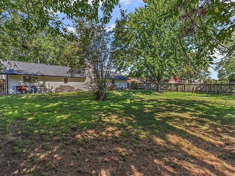 221 Azalea Dr — Photo 29