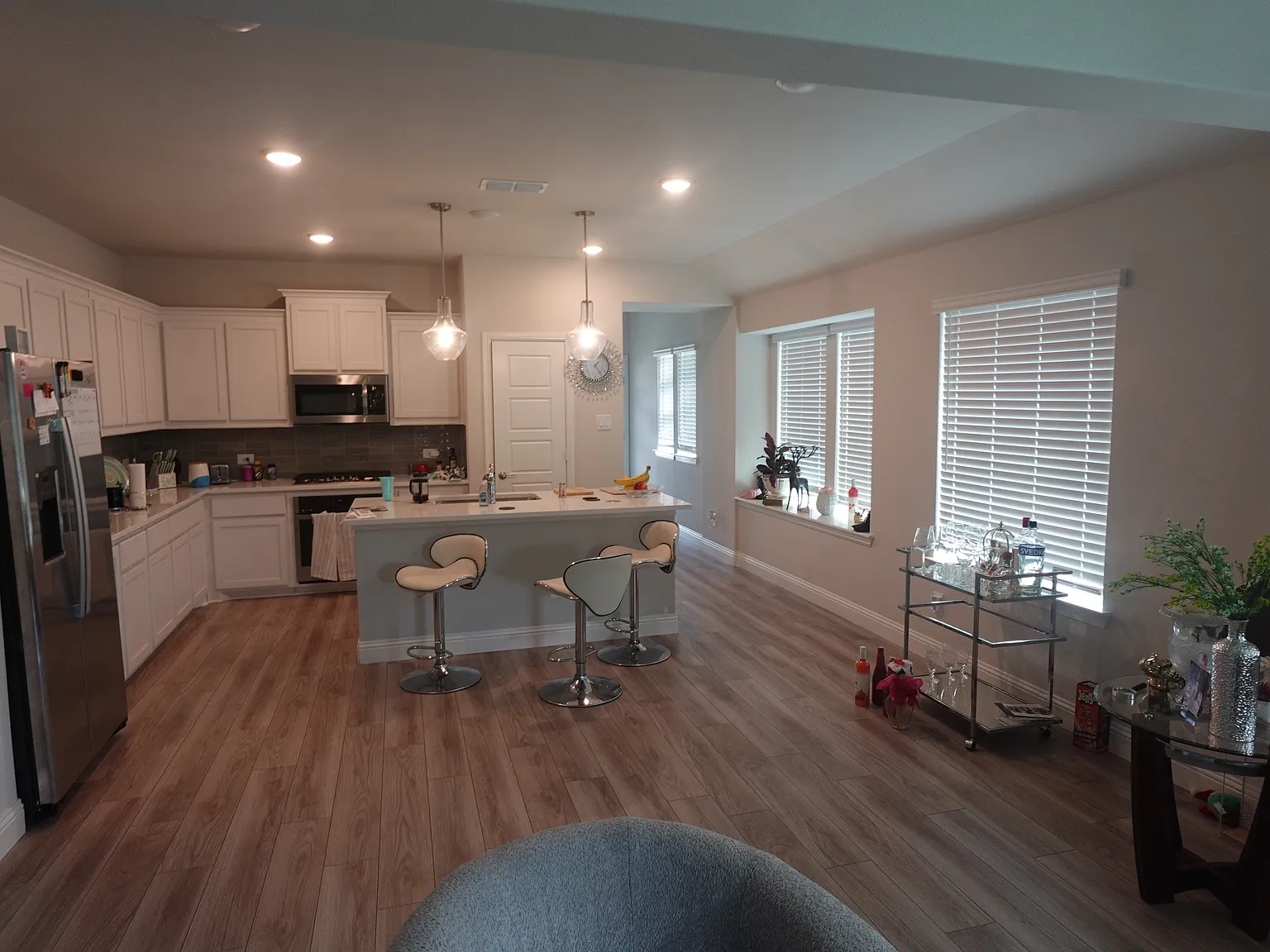 3 bed, 1381 sqft, $2,400 — Photo 1