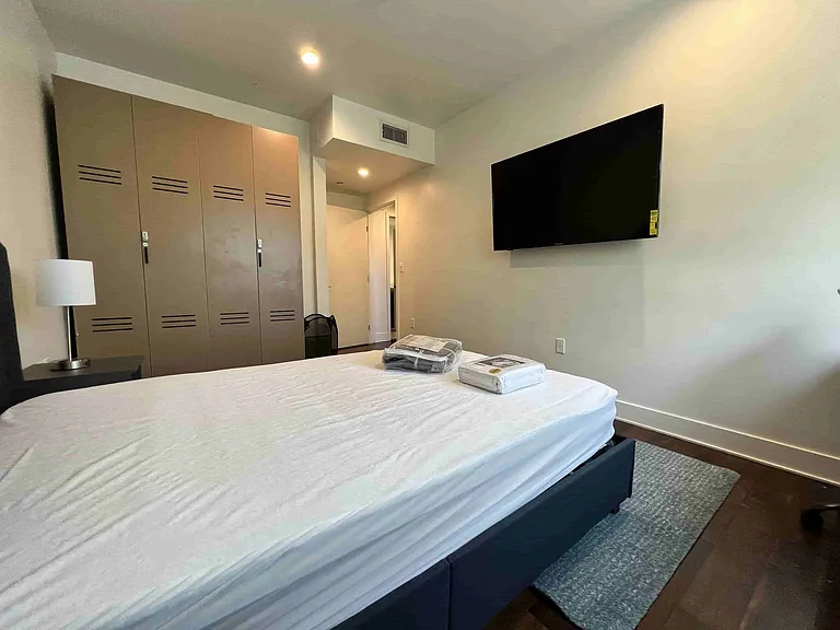 1747 N La Brea Ave — Photo 31