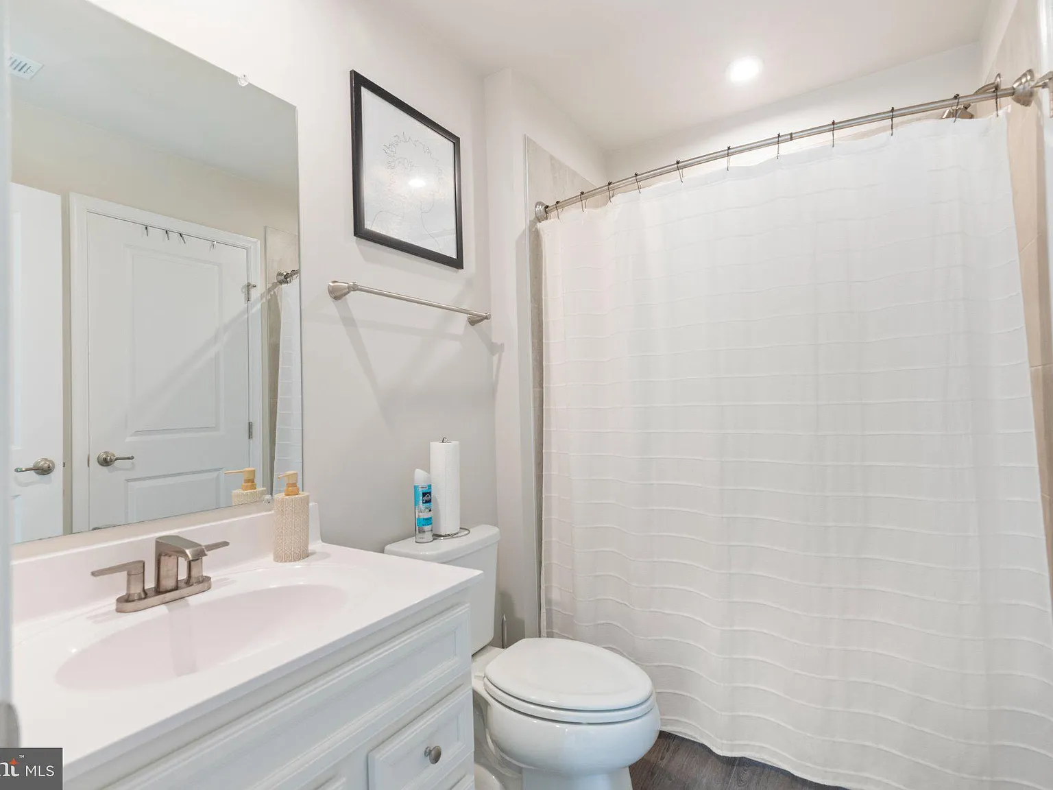 3 bed, 3.5 bath, 1383 sqft, $3,200 — Photo 3