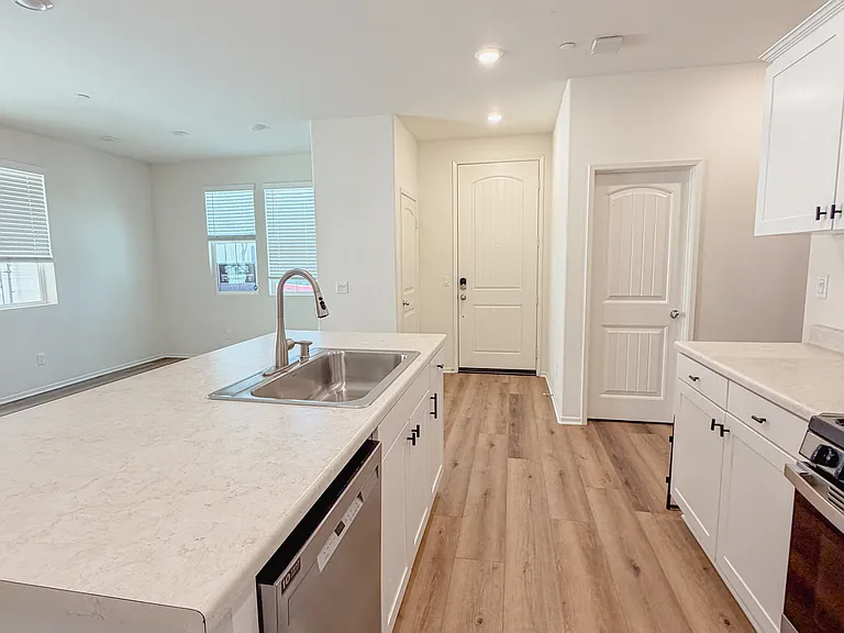 30422 Town Square Dr — Photo 6