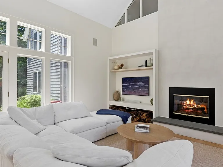 4 Great Circle Rd — Photo 2