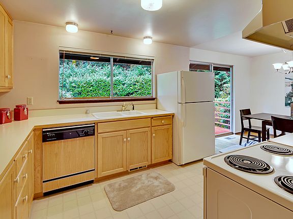 3rd image of 9608 169th Ave NE