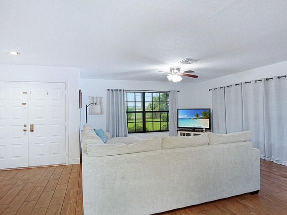 3rd image of 1615 Laurel Leaf Lane #B