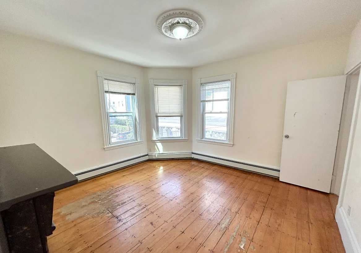 4 bed, 1.5 bath, 9999 sqft, $4,000 — Photo 2