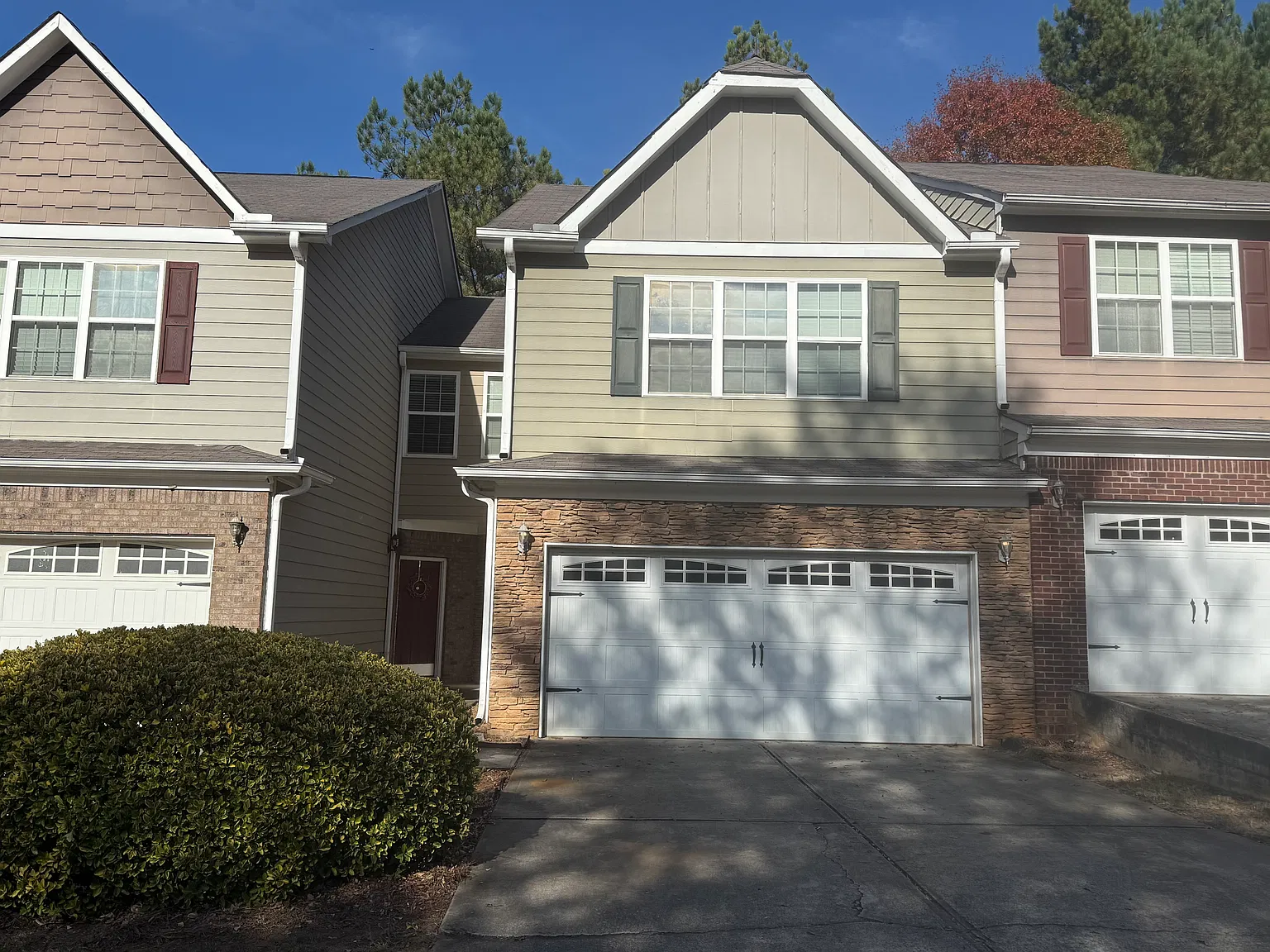 3 bed, 2.5 bath, 1704 sqft, $2,100 — Photo 2
