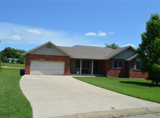 353 Wedgewood Ln, Lebanon, MO 65536
