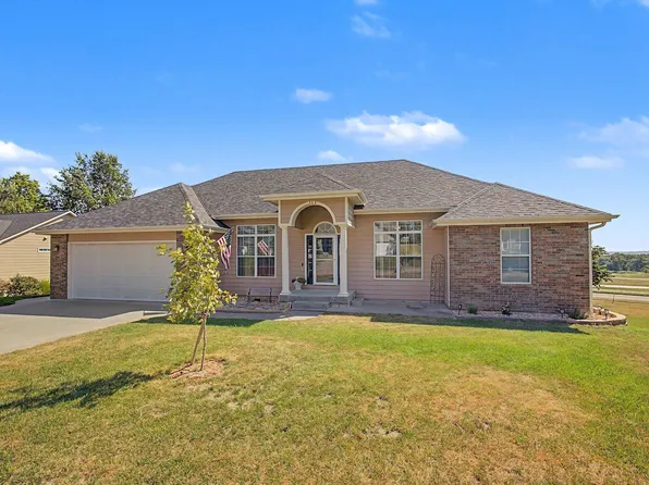 304 Ruths Ln, Wamego, KS 66547