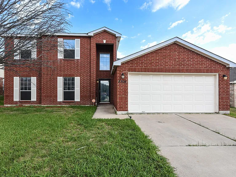 2305 Riley Dr — Photo 2