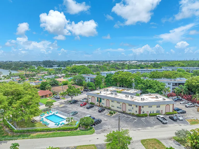 Oakland Park Villas — Photo 4