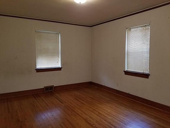 4th image of 102 Pine St