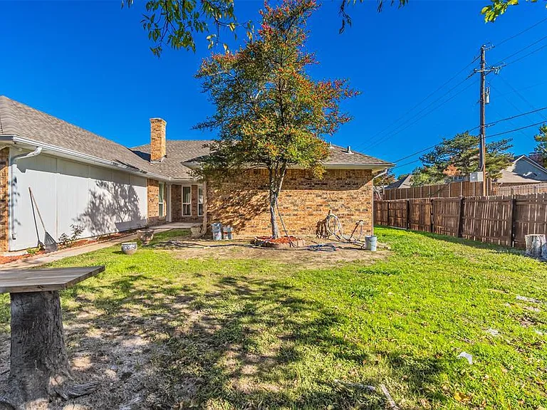 2801 Cambridgeshire Dr — Photo 37