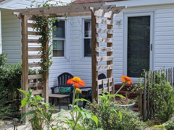 2nd front door that goes directly to the 3rd bedroom