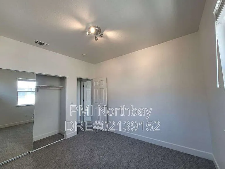 481 Lexington Dr — Photo 8
