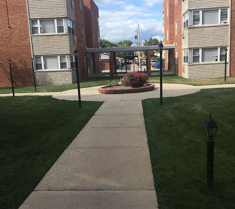 1st image of 2405 W Balmoral Ave APT 2A