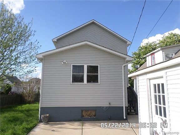 3rd image of 841 Ash St