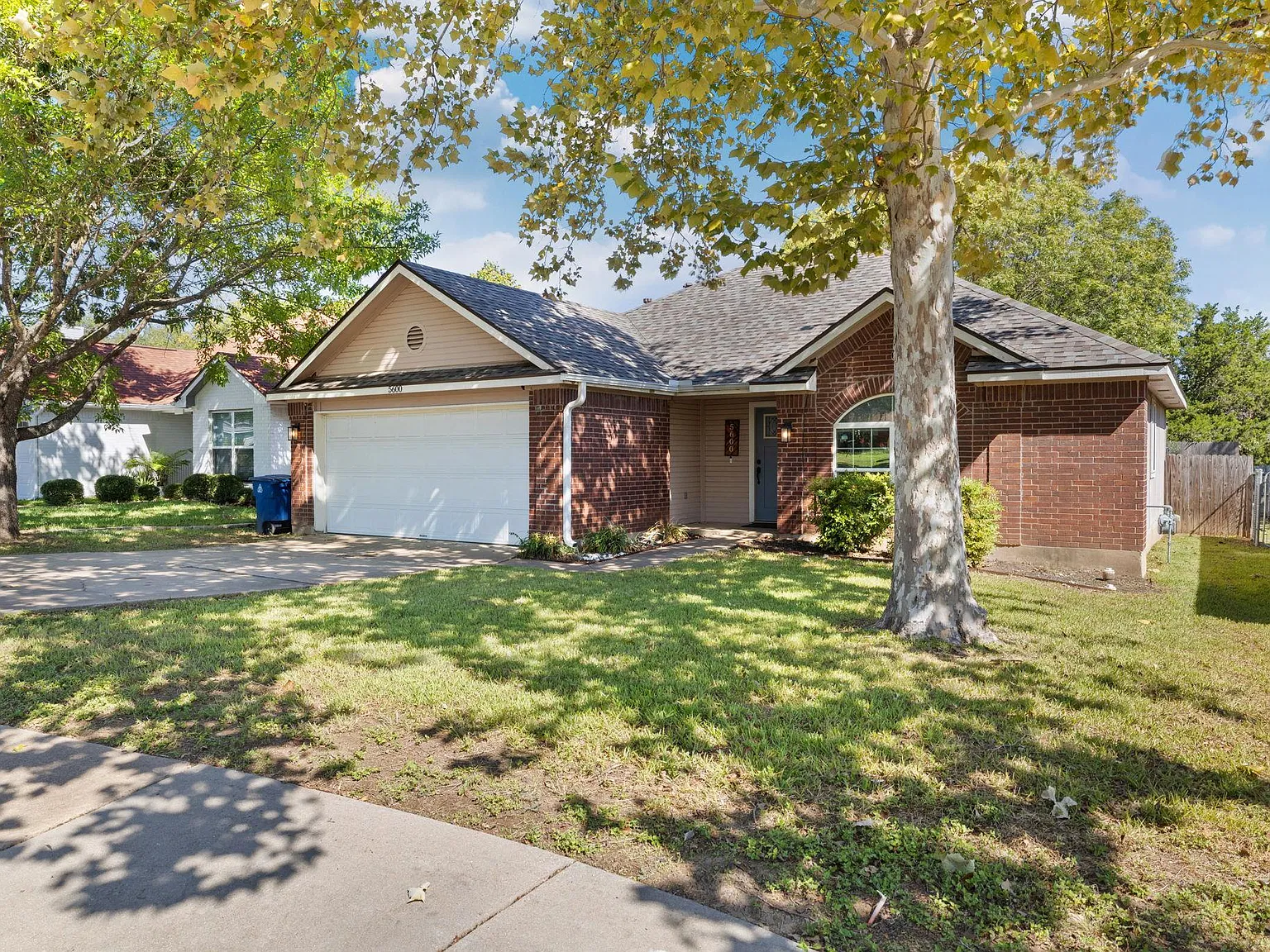 3 bed, 2.0 bath, 1140 sqft, $2,900 — Photo 2