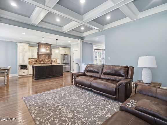 5th image of 128 Tradewind St